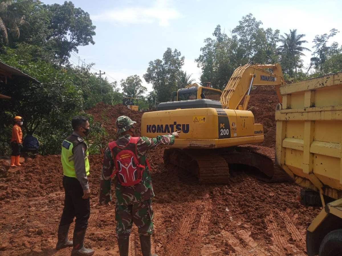 Tertimbun Longsor, Banjarnegara - Kebumen Terputus Total