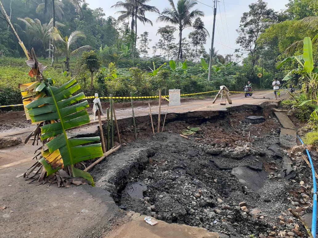 Jalan Penghubung Ajibarang - Purwojati Ambles di Desa Sawangan