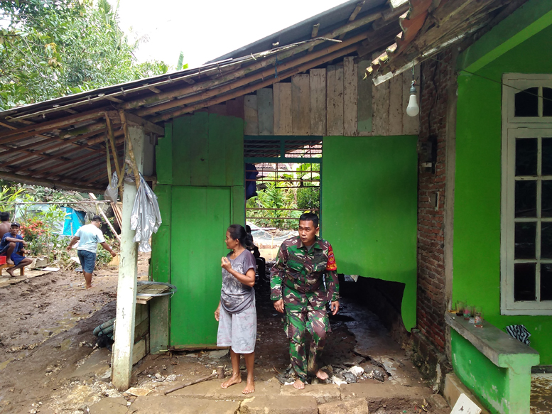 Banjir di Sumpiuh, Warung dan Kolam Lele Hanyut
