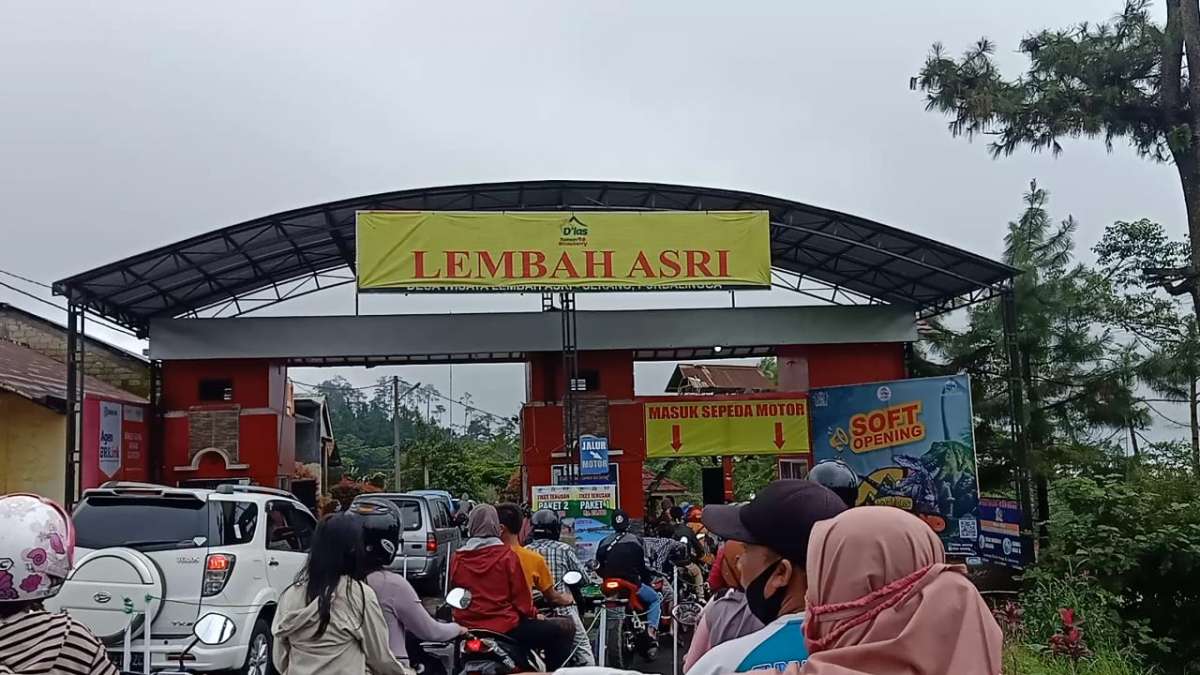 Wisatawan Membludak, Jalur Wisata di Jalan Raya Serang-Kutabawa, Karangreja, Macet