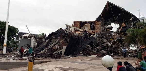 Kisah Gempa 5,9 SR Majene: Pasien Tenteng Infus Hindari Gedung Ambruk, Khawatir Tsunami, Warga di Pesisir Meng