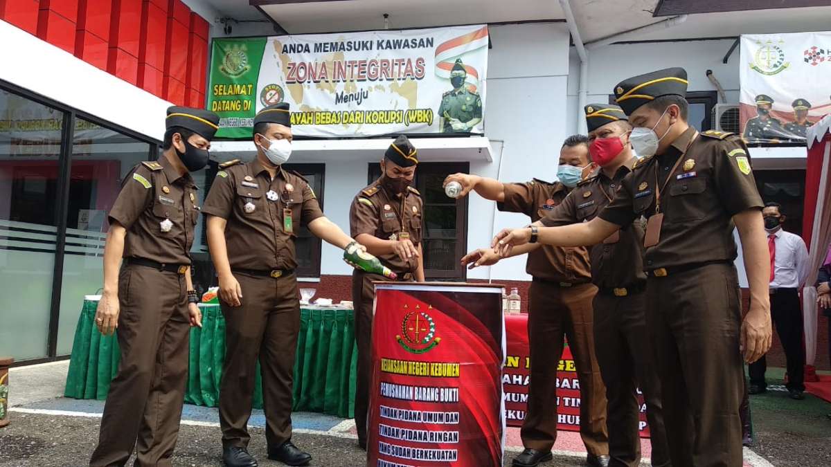 Ribuan Hexymer dan Ratusan Botol Miras Dimusnahkan di Kebumen