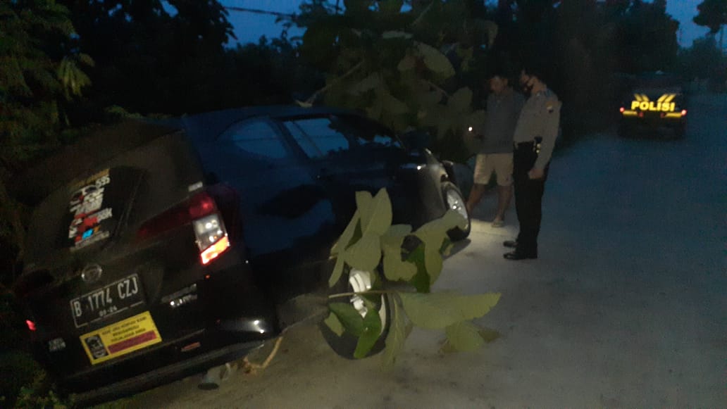 Sopir Hilang Kosentrasi, Mobil Tabrak Pohon di Kemangkon