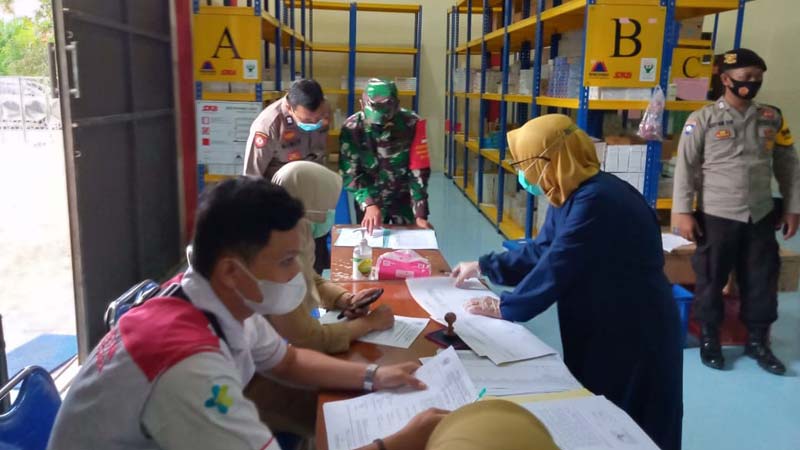 Tenaga Kesehatan Banjarnegara Divaksin di Tempat Kerja