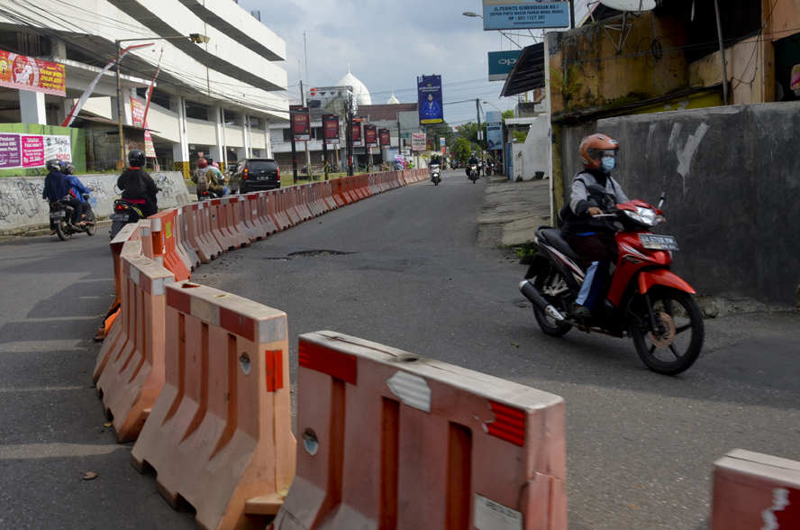 Banyak Barrier Keropos di Simpang Jalan Kolonel Sugiri Purwokerto