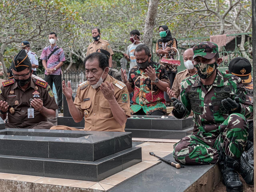 Bupati Banjarnegara Nyekar ke Makam Bupati Terdahulu