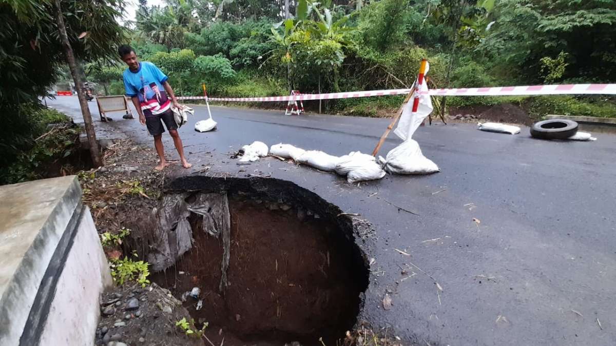 Jembatan Ambrol,  Roda Empat Dilarang Melintas, Terjadi di Ruas Semampir - Selamanik