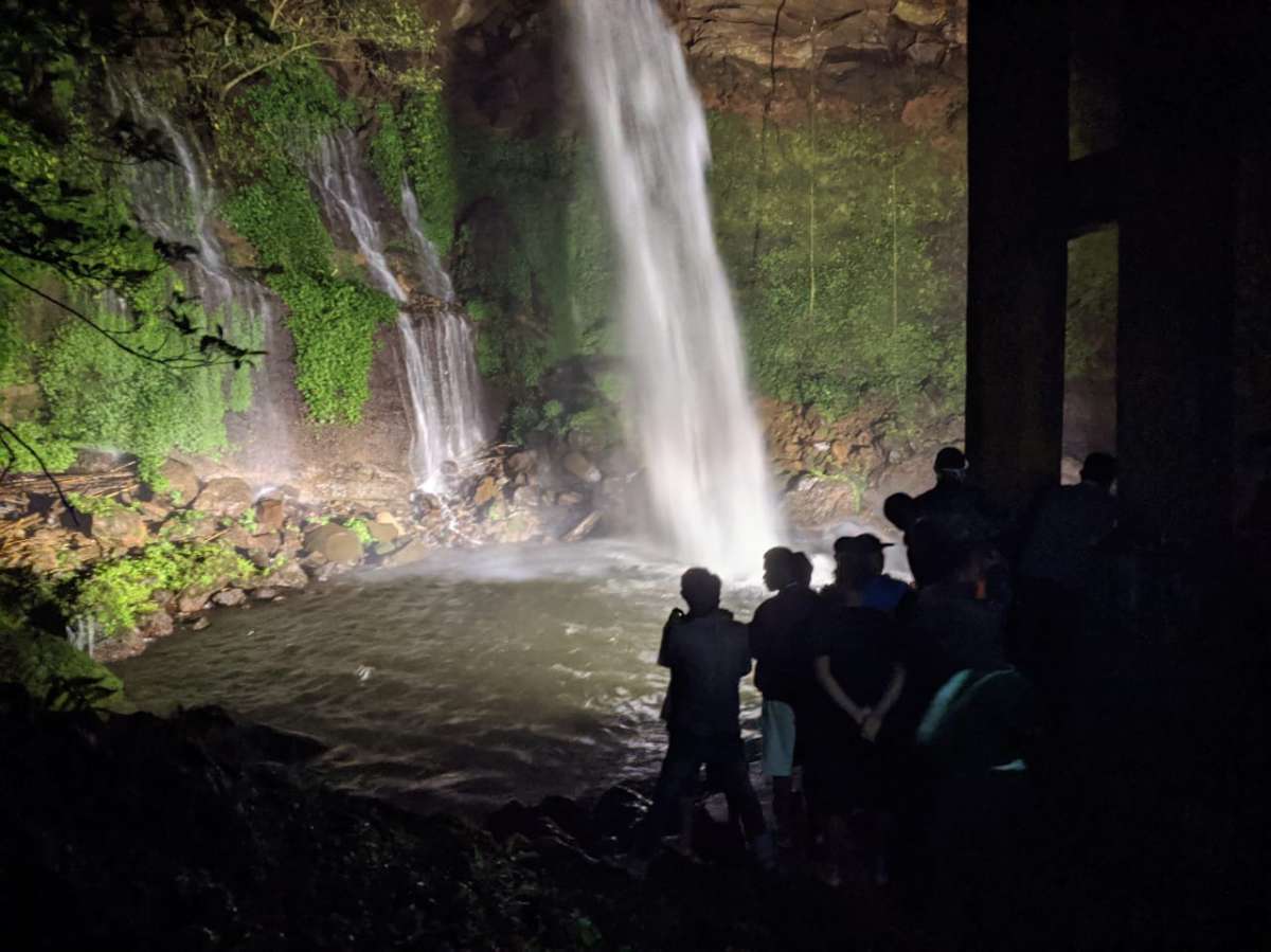 Tim SAR Pakai Lampu Sorot, Wisatawan Tenggelam di Curug Telu Sempat Terlihat