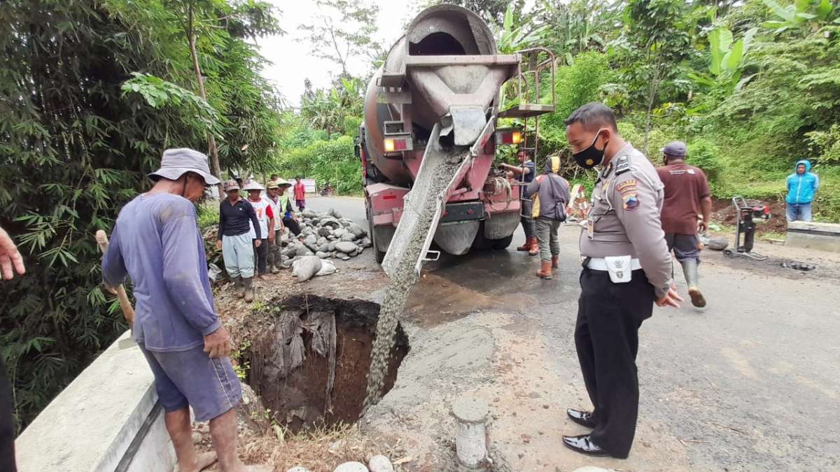 Percepat Normalisasi Jalan, Rongga 