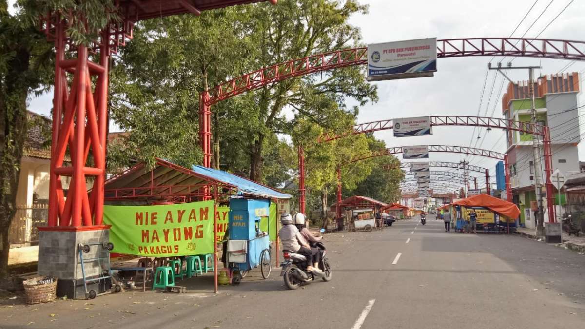 Pohon Peneduh Tua di Kawasan Kya-Kya Mayong Ancam PKL, Rapuh dan Rawan Patah