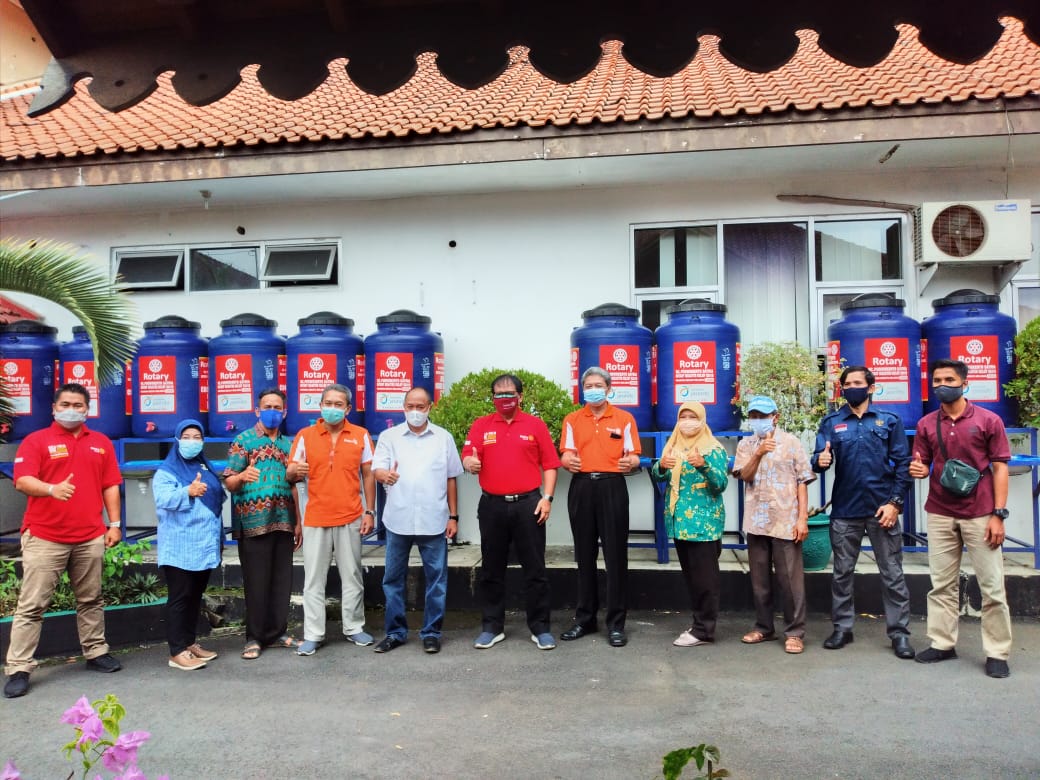 Rotary Club Purwokerto Peduli Protokol Kesehatan, Bagikan Toren Air untuk Cuci Tangan