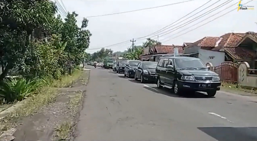 Video FlashNews: Simpang Pegalongan - Patikraja Alami Peningkatan Volume Kendaraan