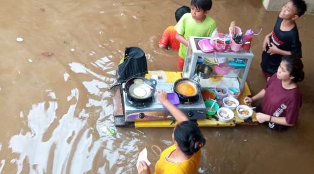 Jakarta Dikepung Banjir, Polda Metro Jaya Tutup Sejumlah Jalan di Ibu Kota, Pilu Memasak Diatas Air Banjir