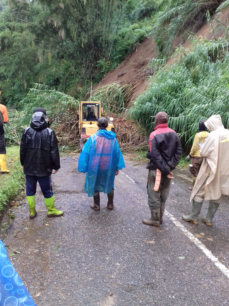 Jalan Utama Banjarnegara - Dieng Sempat Tertutup Longsor