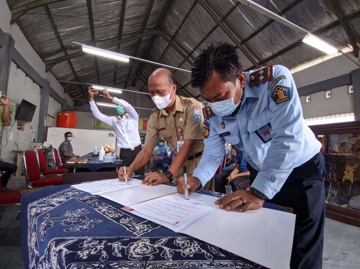 WBP Lapas Kelas II A Purwokerto Dilatih Buat Sapu Glagah