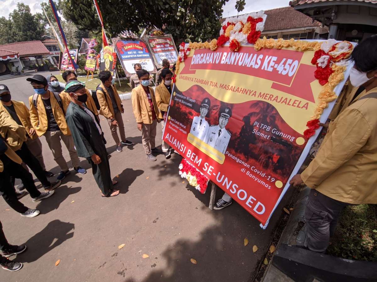 Hari Jadi Banyumas, Mahasiswa Kirimi Karangan Bunga Bernada Kritik