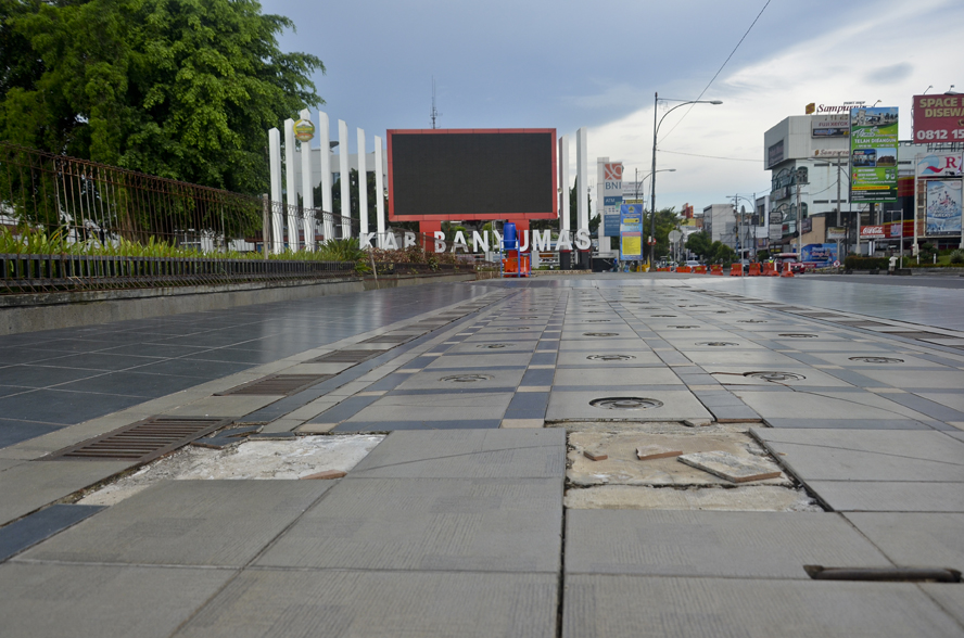 Alun-alun Purwokerto Dilihat Tak Enak Gara-gara Keramik Retak, Perbaikan Menyesuaikan Ketersediaan Anggaran