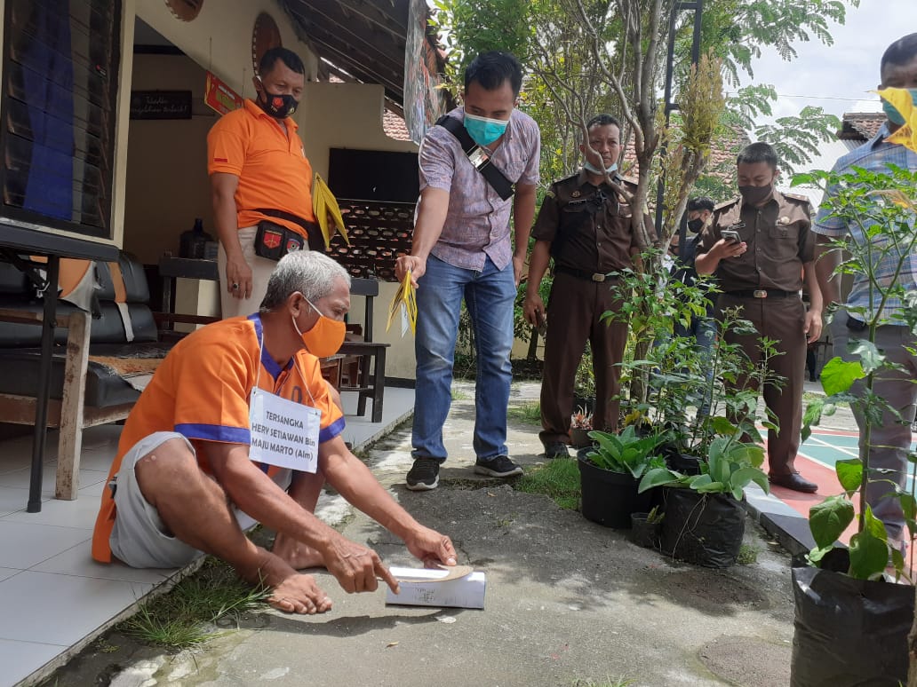 Asah Arit Sebelum Ngamuk, Tersangka Pembacok Satu Keluarga di Argopeni Kebumen Jalani Rekonstruksi