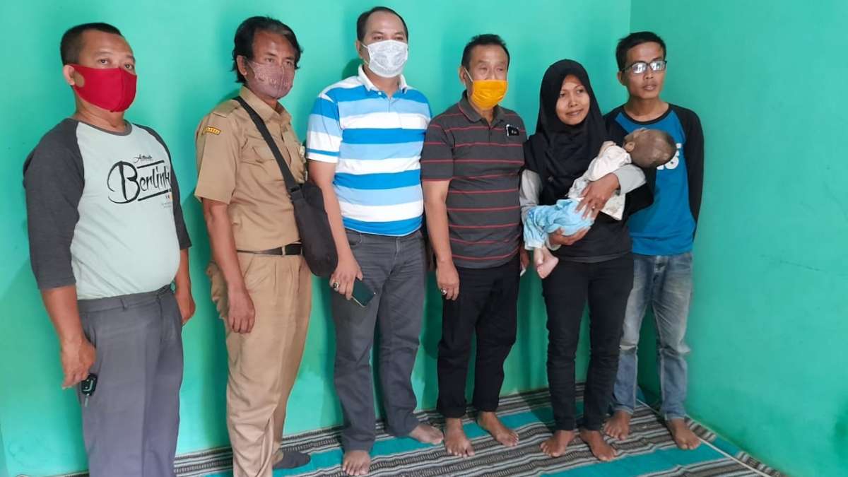 Ati Manisem, Warga Kebondalem Bawang Harus Cari Nafkah dan Urus Anak Hidrosefalus