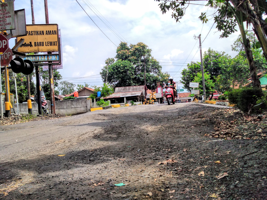 Perlintasan Sebidang di Desa Pesantren Kecamatan Tambak Makin Rawan, Akibat Aspal Bahu Rel Rusak