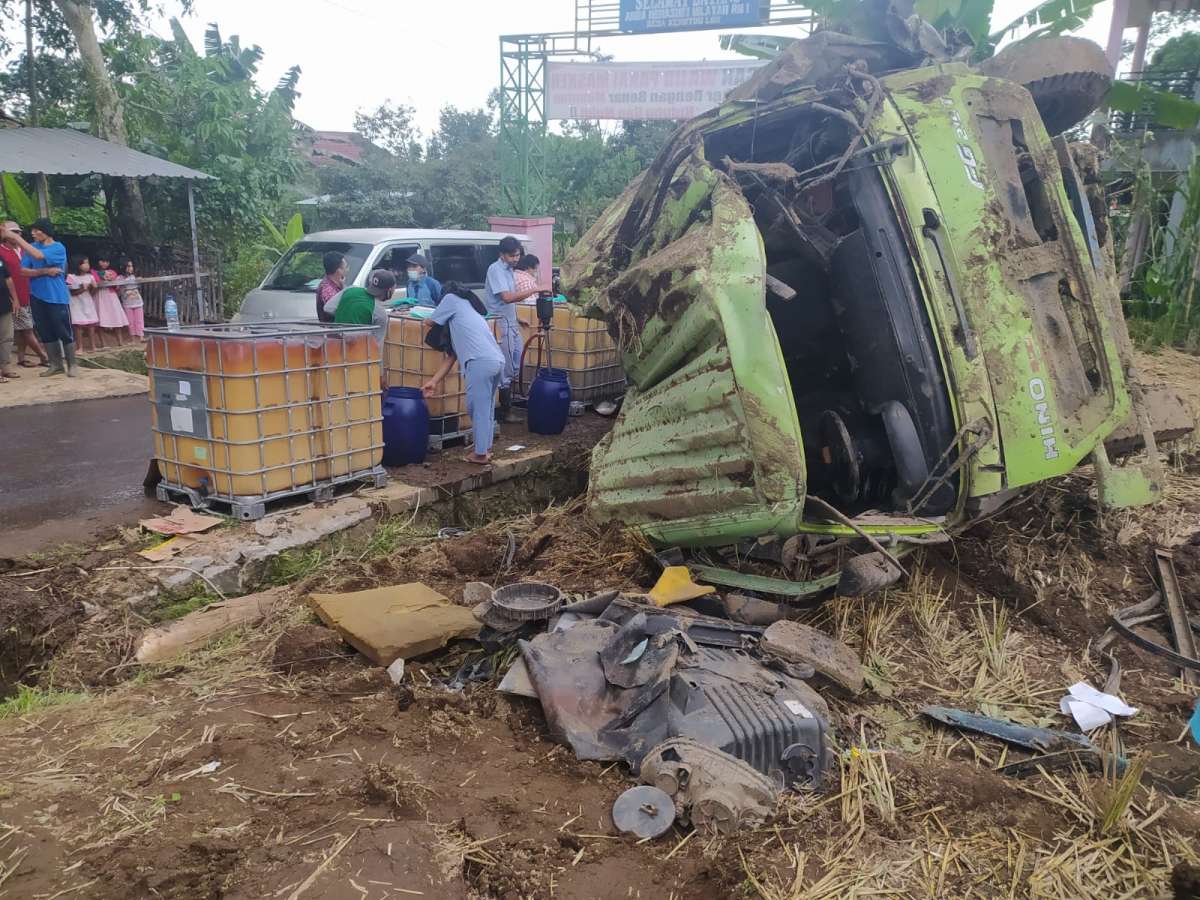 Teriak Blong..blong..blong.. Truk Pengangkut Bahan Kimia Terguling Tiga Kali di Baturraden, Kernet Meninggal