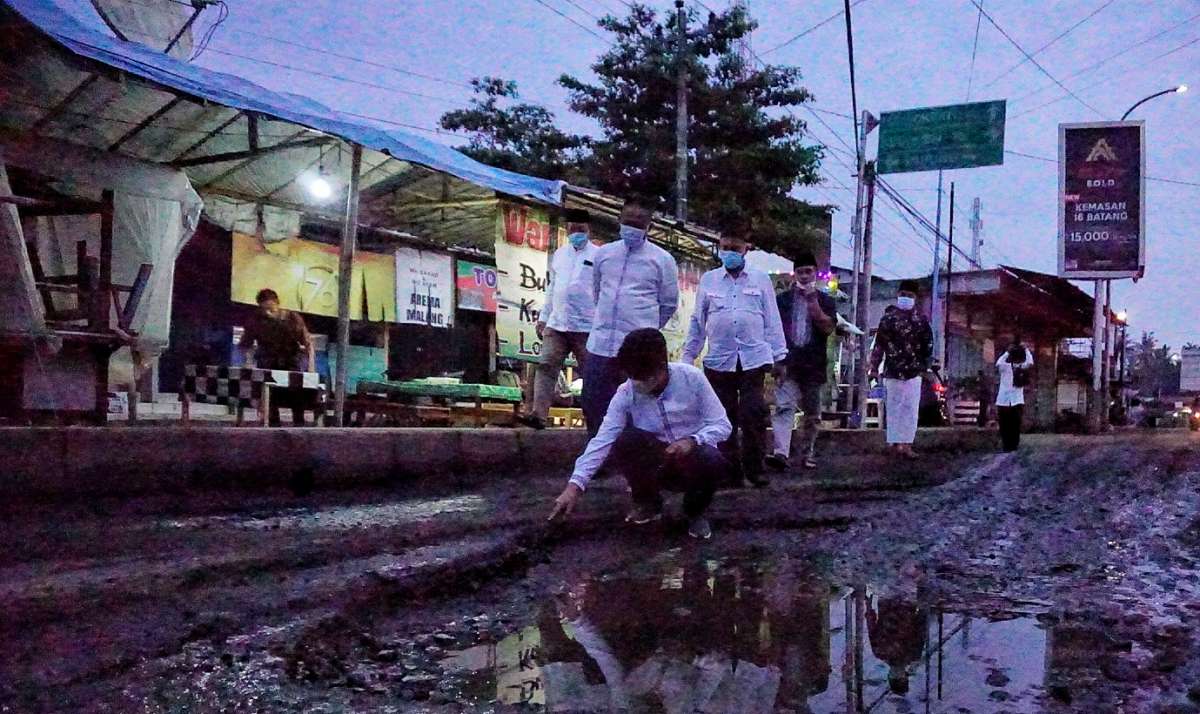 Jalan Depan Pasar Petanahan Rusak Parah, Dicek Bupati, Diperbaiki Hari Itu