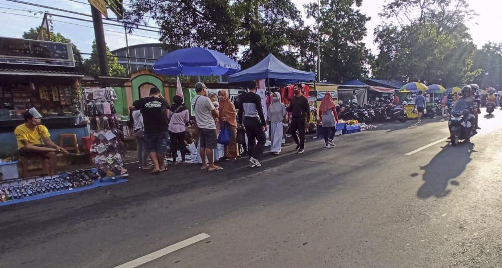 Pasar Minggon GOR Satria Purwokerto Sudah Dibuka Lagi, Suasana Sama, Pedagang dan Pembeli Diingatkan Protokol 