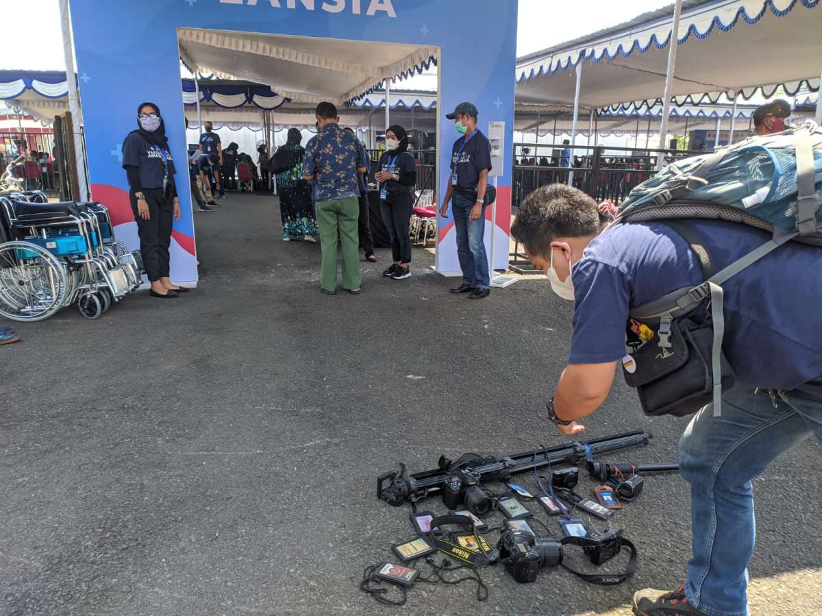 Peliputan Media Saat Vaksinasi Dibatasi di GOR Satria Purwokerto, Jurnalis Kecewa, Lakukan Aksi Letakkan Kartu