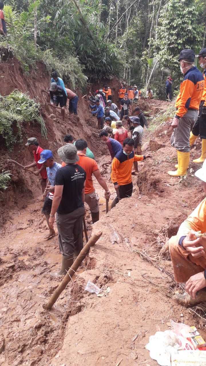 Tanah Bergerak, Tebing 5 Meter Longsor Urug Jalan di Desa Onje, Mrebet