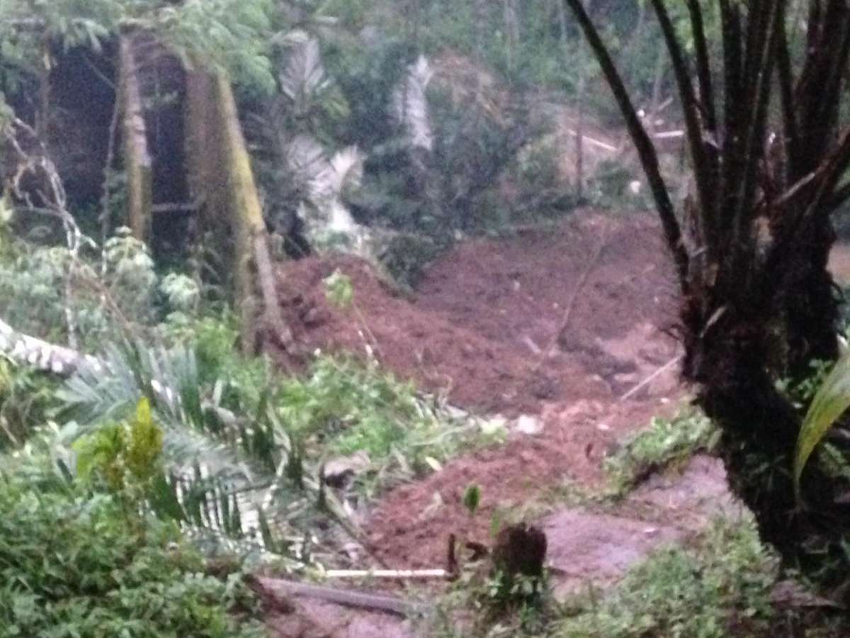 Tebing 50 Meter Longsor di Sigaluh, Satu KK Diungsikan