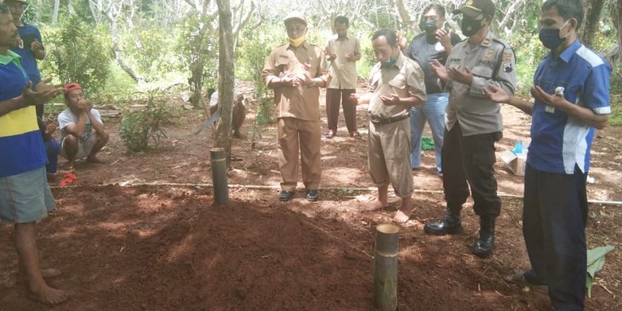 Tiga Hari Tak Ada yang Mencari, Mayat yang ditemukan di Selakambang Dimakamkan