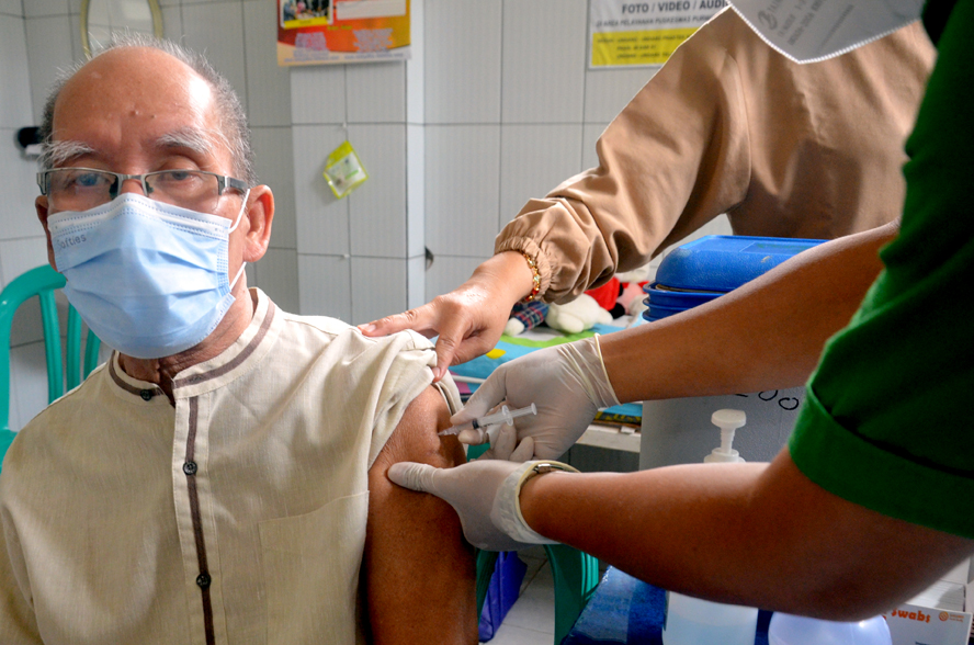 Vaksinasi Covid-19 Bagi Lansia di Banyumas, Gembira Dapat Undangan, Sempat Tak Lolos karena Hipertensi