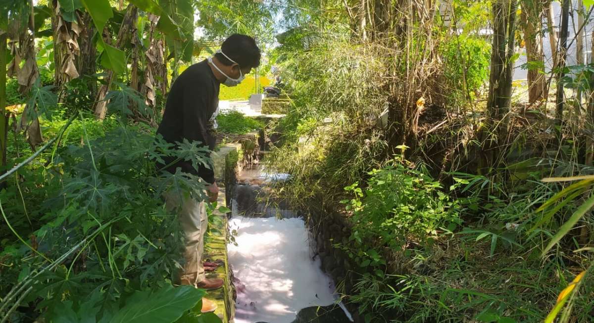 Warga Mengadu ke DLH, Air Sungai di Karangmanyar Kalimanah Diduga Tercemar Limbah Pabrik Rambut Palsu