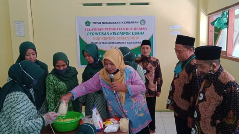Buka Peluang Usaha, 60 Anggota Majelis Taklim di Kembaran Dilatih Keterampilan Membuat Kue Kering