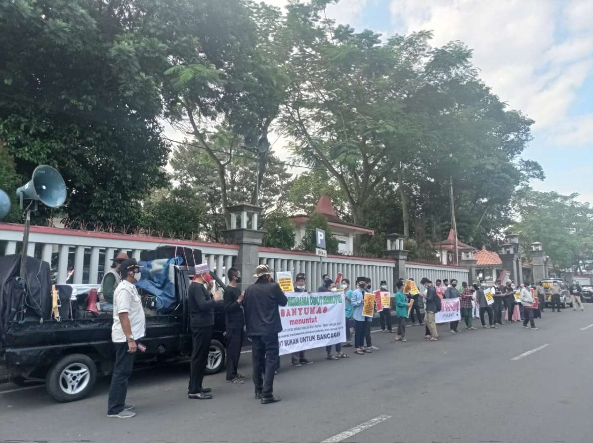 Gebuk Banyumas Aksi di Depan DPRD, Tuntut Usut Tuntas Pelaku Korupsi BNPT yang Diusut Polda Jateng