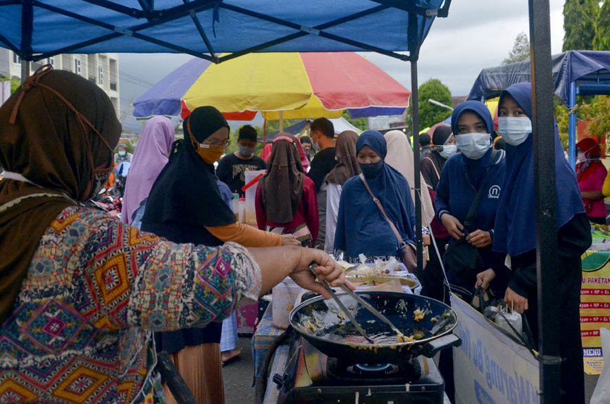 Dapat Restu, Pasar Takjil di Taman Makam Pahlawan Tanjung Langsung Diburu