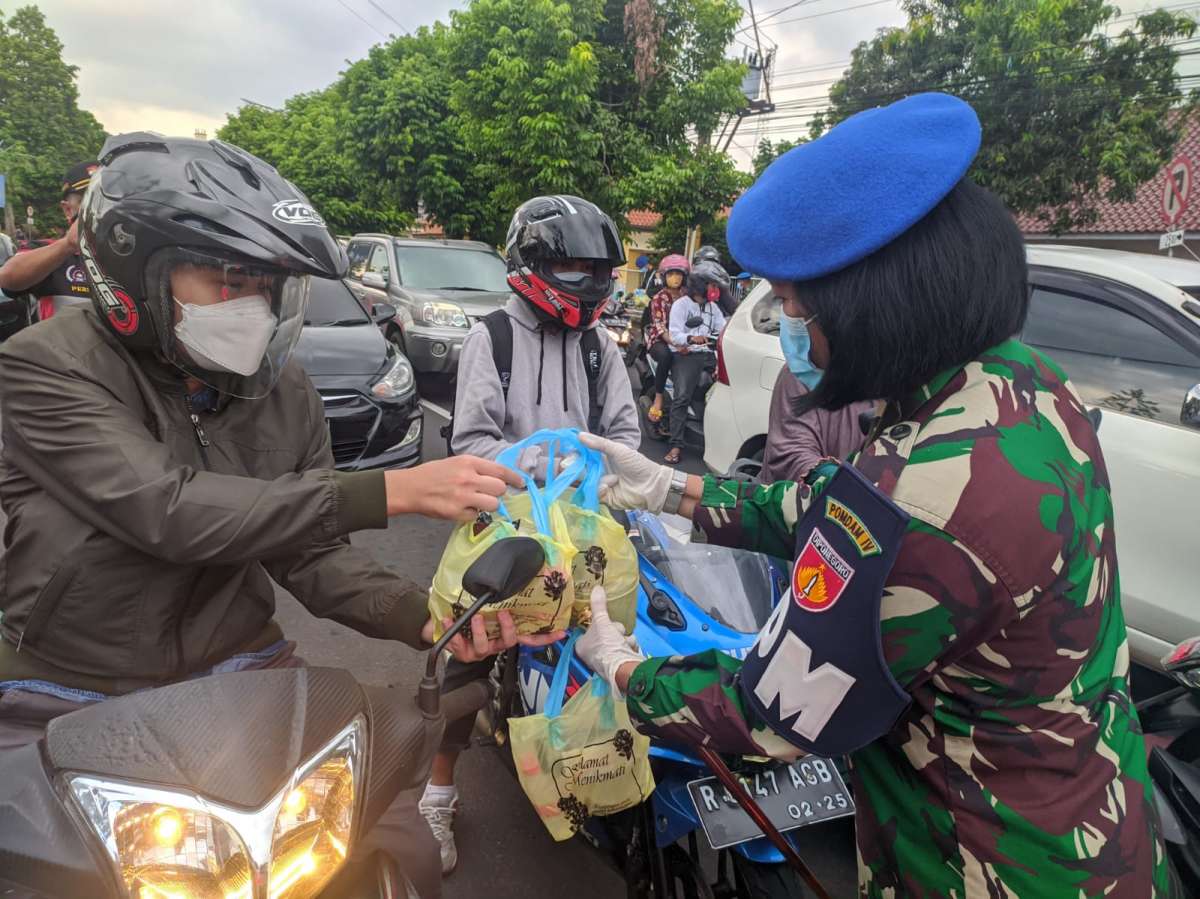 Jumat Berkah, Denpom IV/1 Purwokerto Bagikan 200 Paket Takjil