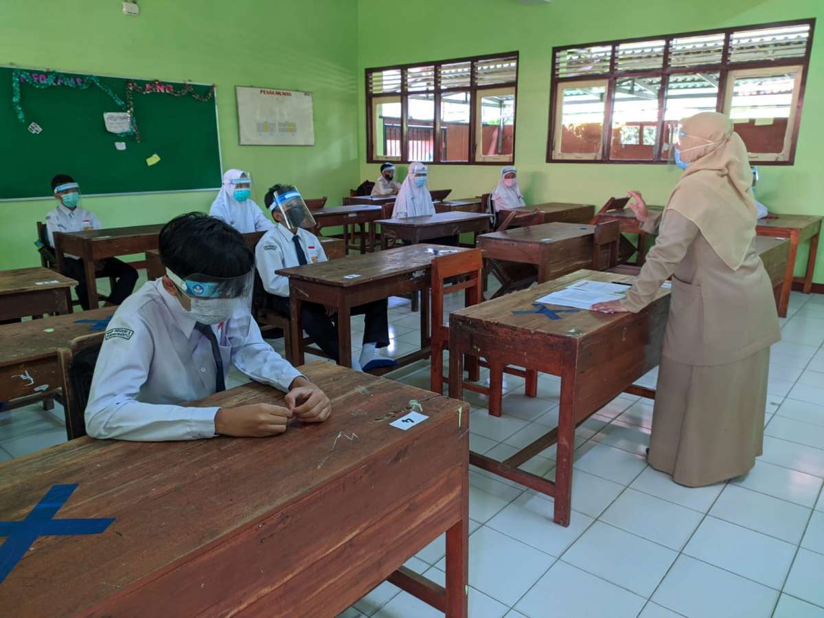 Di SMP N 9 Purwokerto Anak Pakai Masker dan Face Shield, Senang Masuk Kali Pertama, Guru Rapidtest Antigen Seb