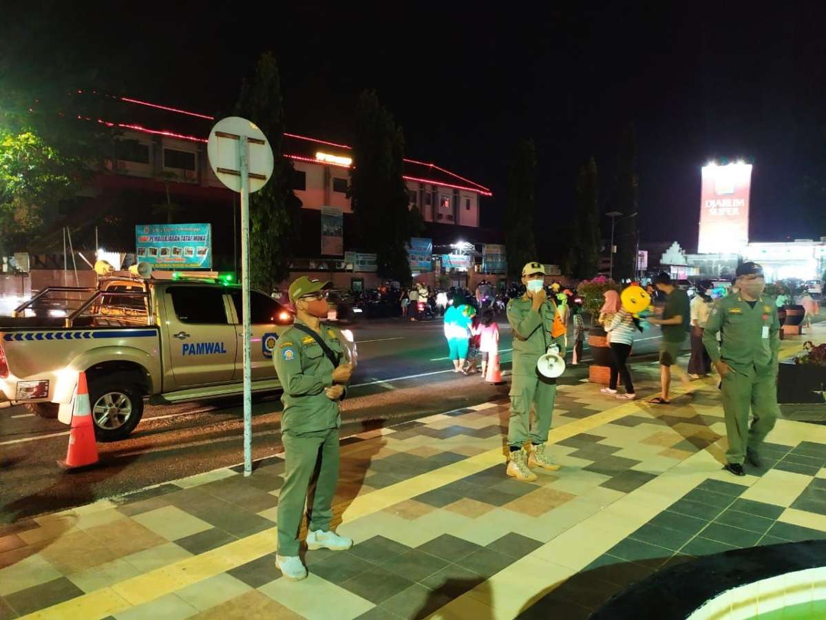 Dibuka, Lalu Ramai, Petugas Tertibkan Pengunjung Alun-alun Purbalingga yang Sampai Tengah Malam