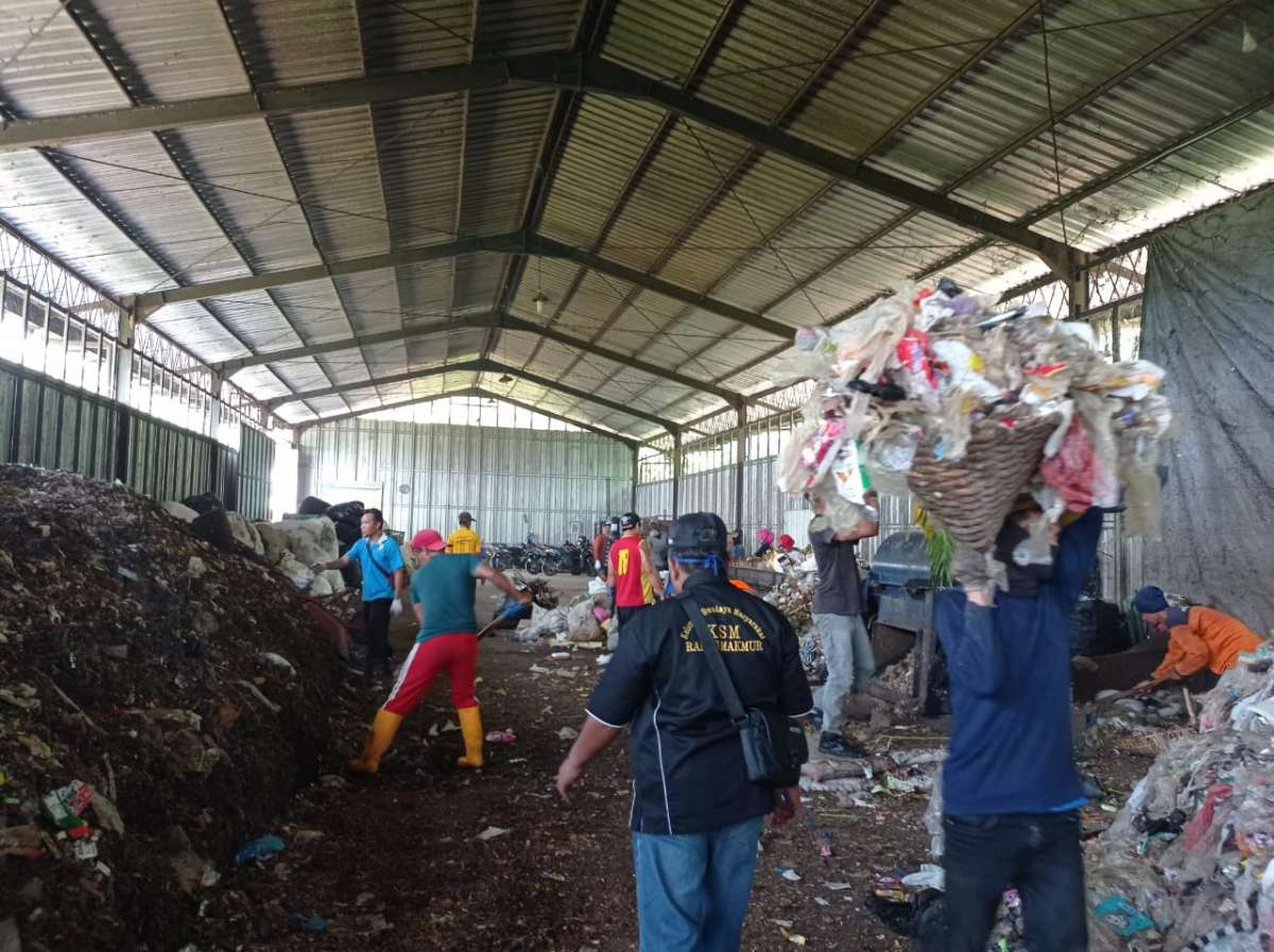 Hasil Pengolahan Sampah Di TPST 3 R Kedungrandu Didominasi Bubur Kompos