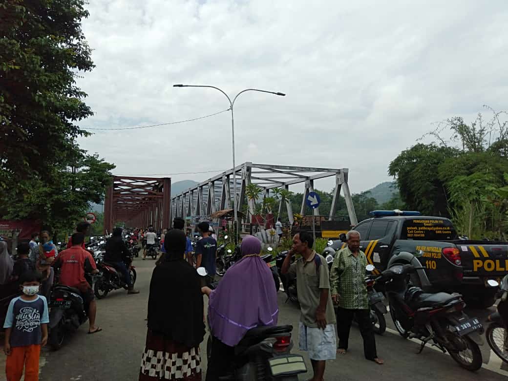 Warga Patikraja Geger, Seorang Lelaki Ceburkan Diri Ke Sungai Serayu dari Jembatan Merah