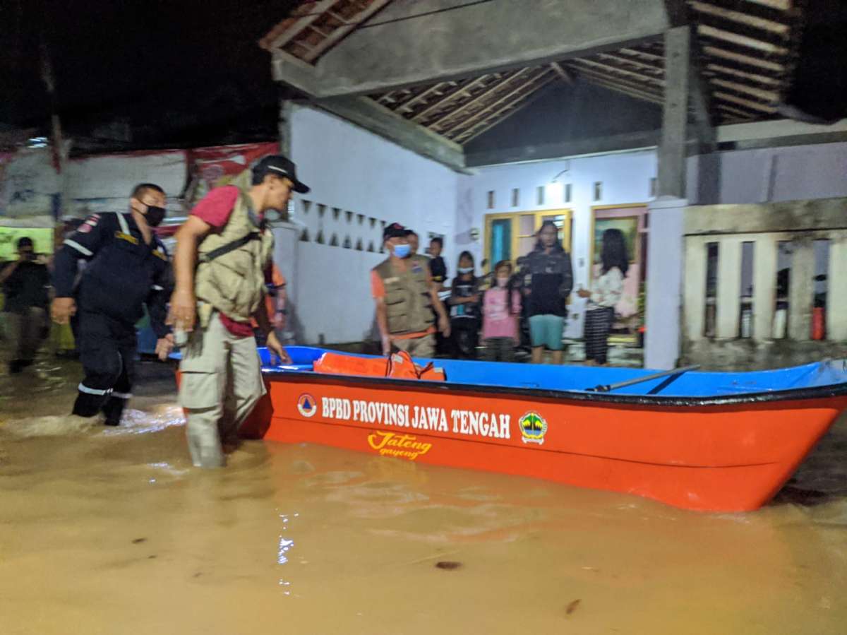 Hujan Deras, Perumahan Karangpucung Permai Purwokerto Terendam Banjir Hingga Sedada Orang Dewasa