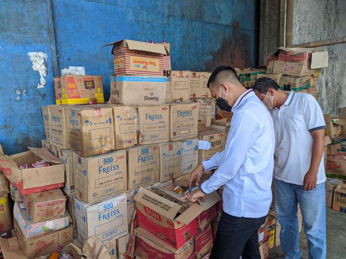 Tim Gabungan Sidak di Jalan Gerilya Purwokerto, Temukan Makanan Kedaluwarsa, Beras Rusak Kemasannya, Kondisi G