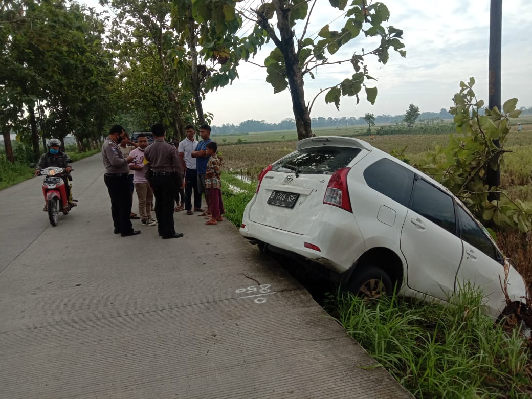 Pengemudi Mengantuk, Avanza Masuk Sawah di Bukateja