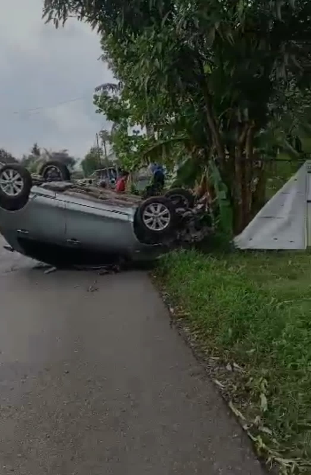 Mobil Seruduk Motor Hingga Terbalik di Jalan Raya Sumbang