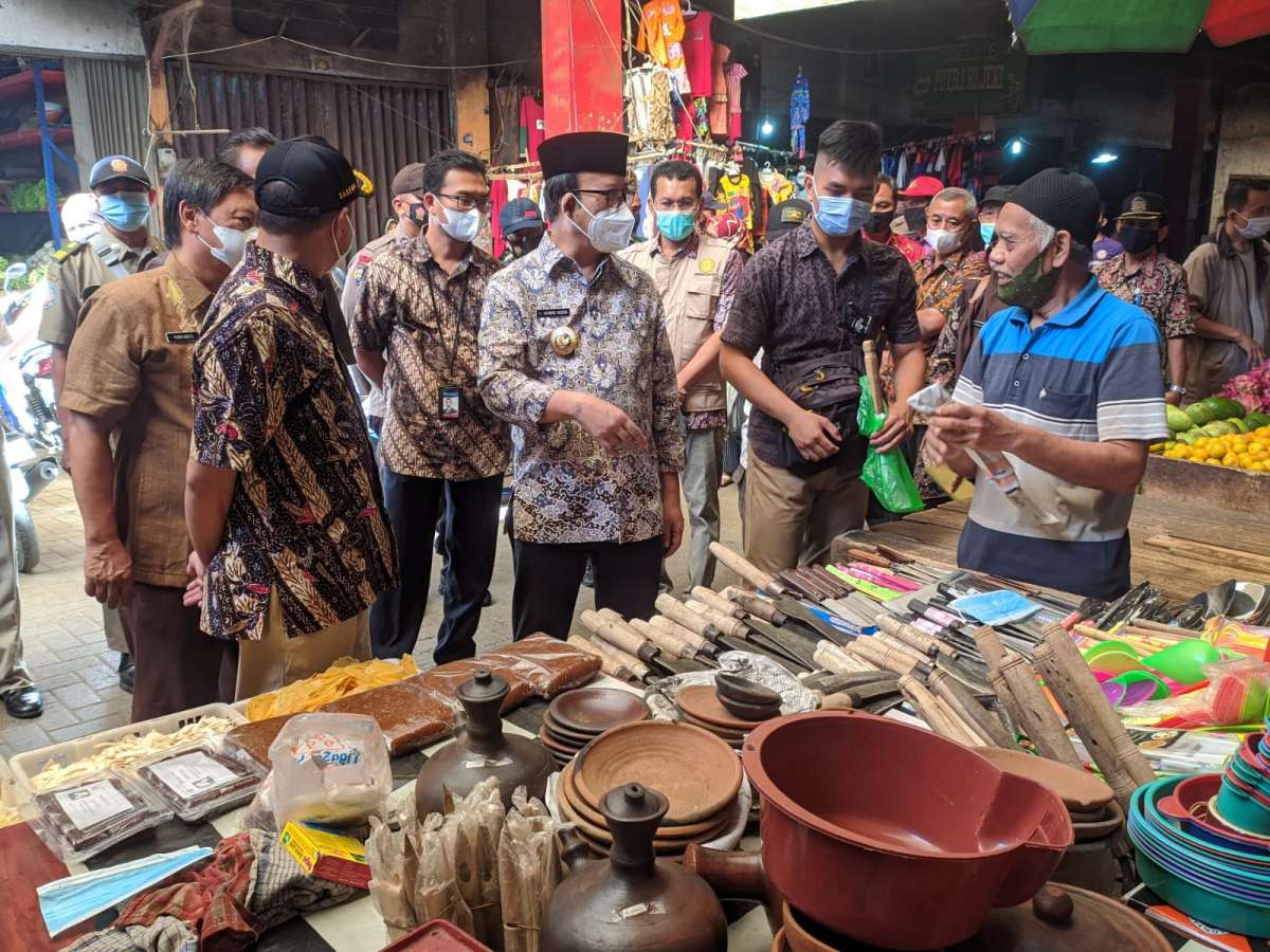 Bupati Cek Kebutuhan Pokok, Daging Ayam Ras Naik 10 Persen