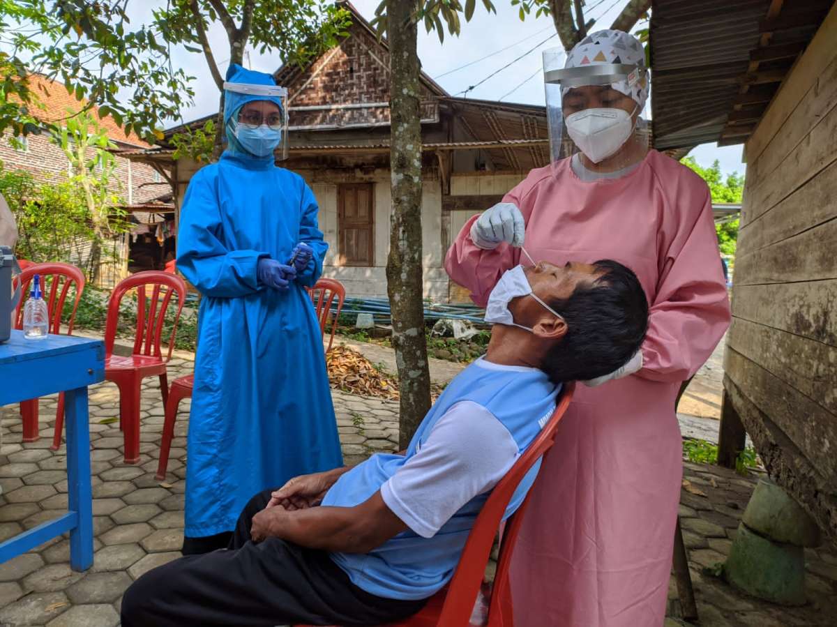 Warga Dua RT di Desa Pekaja, Kalibagor di-Swab