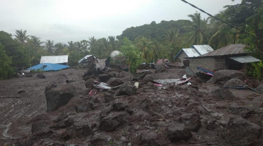 Di Flores, Ratusan Orang Belum Ditemukan dalam Longsor dan Banjir Bandang, BPBD: Baru 23 Orang Ditemukan Menin