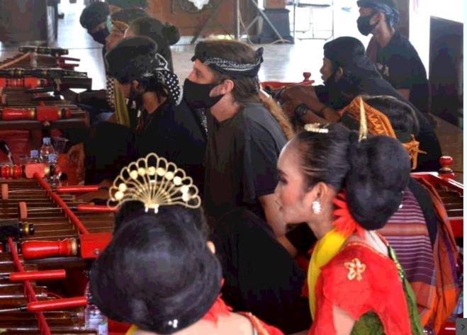 Bule Amerika Nabuh Calung, Bangkitkan Tari Lewat Ngibing, Peringatan Hari Tari Sedunia