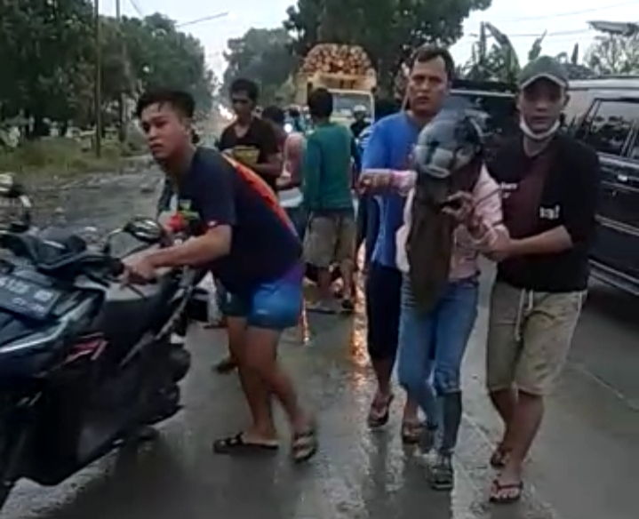 Jalan Raya Bukateja Dipenuhi Tanah Proyek, Banyak Pengendara Motor Jatuh